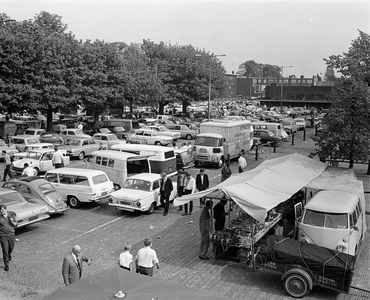 850497 Gezicht over de automarkt op het Veemarktplein te Utrecht, met rechts enkele verkoopkraampjes, vlak voor de ...